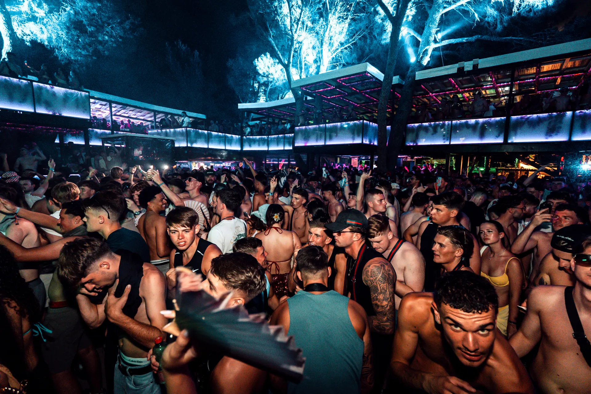 Festival-Crowd am Zrce Beach bei Nacht