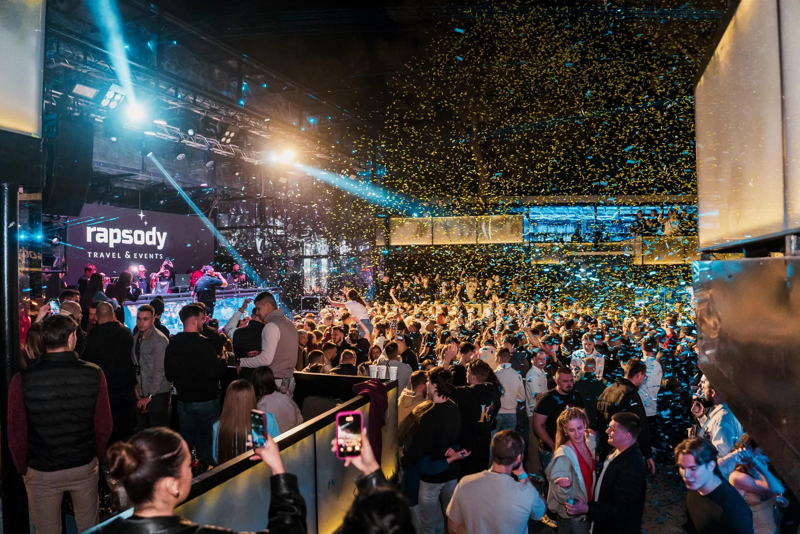 Night Party im Kalypso Club — Crowd und Lichtshow bei Nacht (1)