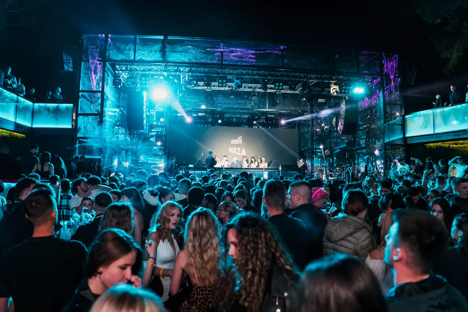 Night Party im Kalypso Club — Crowd und Lichtshow bei Nacht (3)