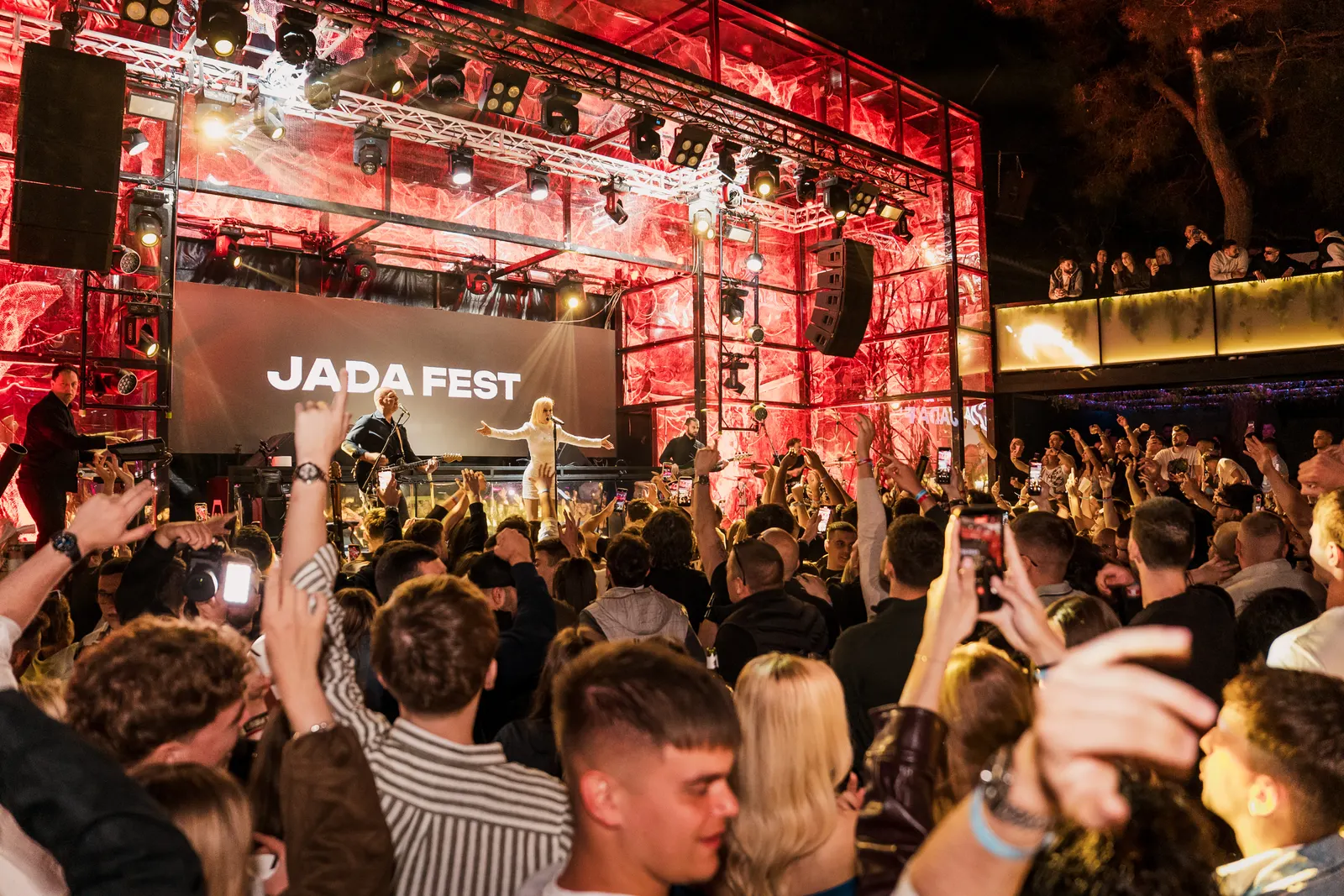 Night Party im Kalypso Club — Crowd und Lichtshow bei Nacht (4)