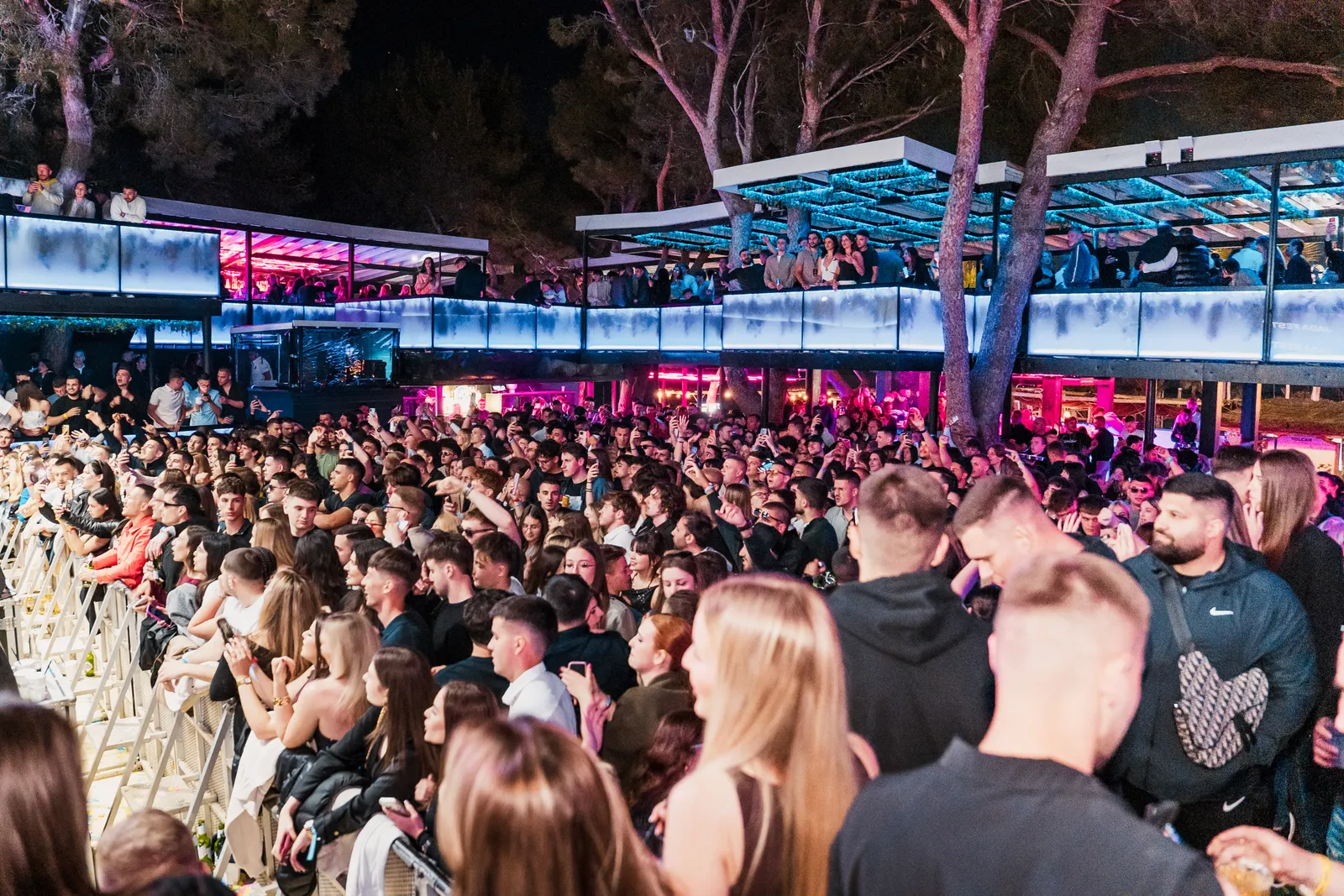 Night Party im Kalypso Club — Crowd und Lichtshow bei Nacht (5)