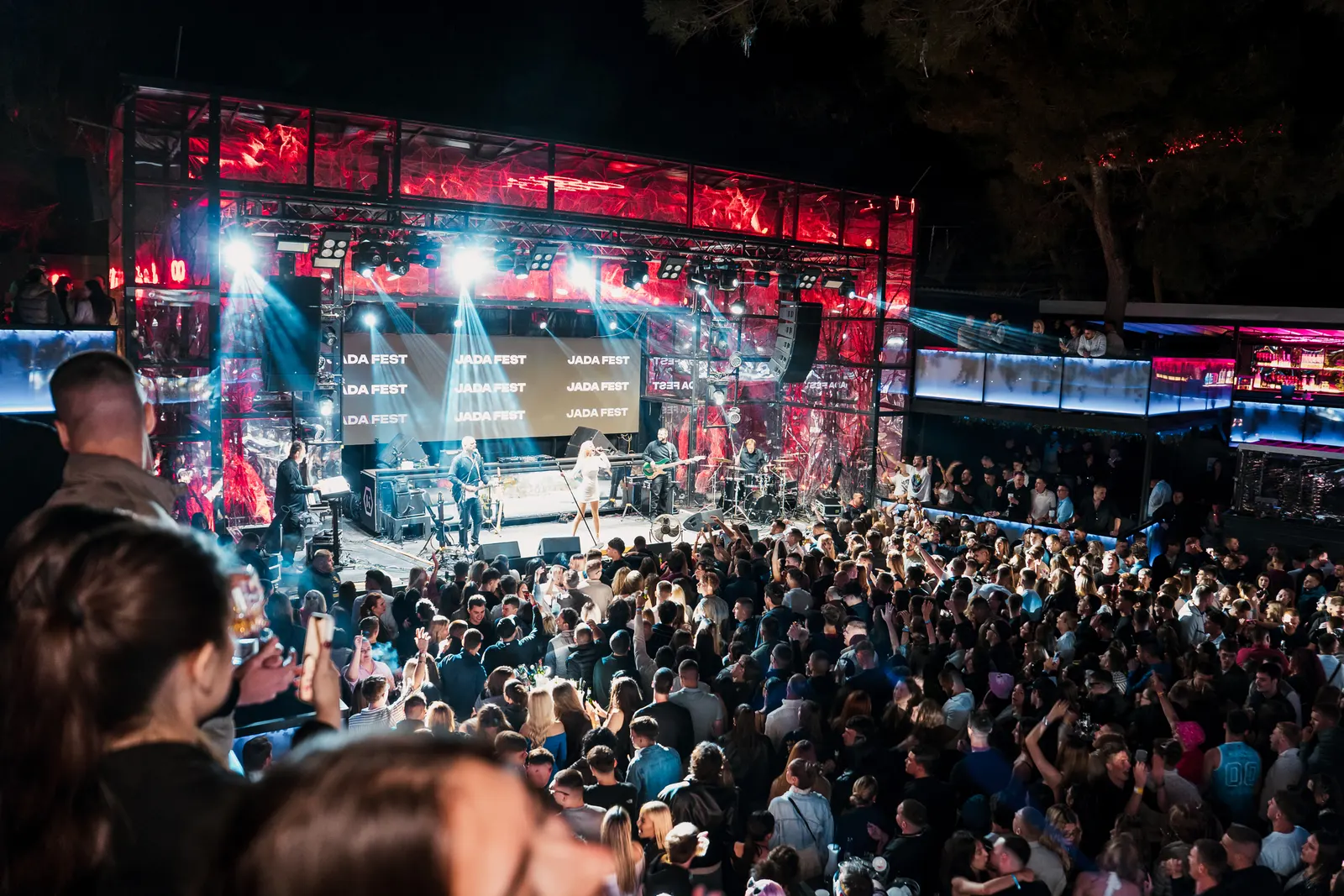 Night Party im Kalypso Club — Crowd und Lichtshow bei Nacht (6)