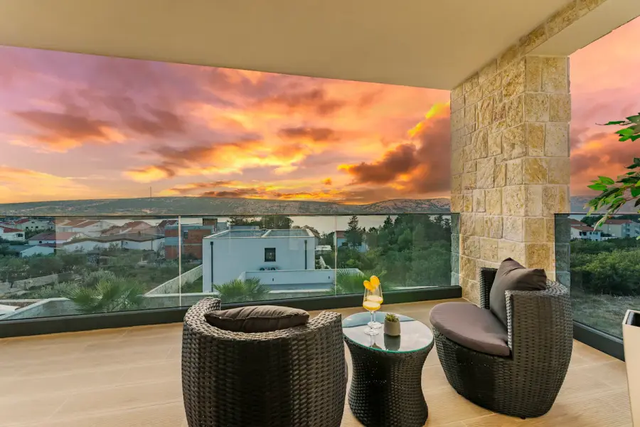 Villa Cissa, Leonie oder Salvia — 3 Schlafzimmer · 3 Badezimmer · großes Wohnzimmer mit Schlafcouch (1/8)