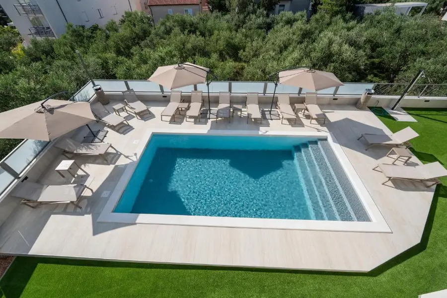 Hideout Pool Apartments — Studio-Apartment (1/8)