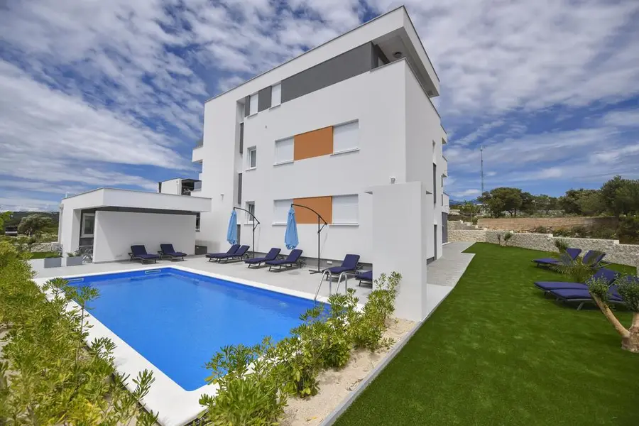 Villa Pool Mare — 3 Schlafzimmer + Wohnzimmer (1/8)