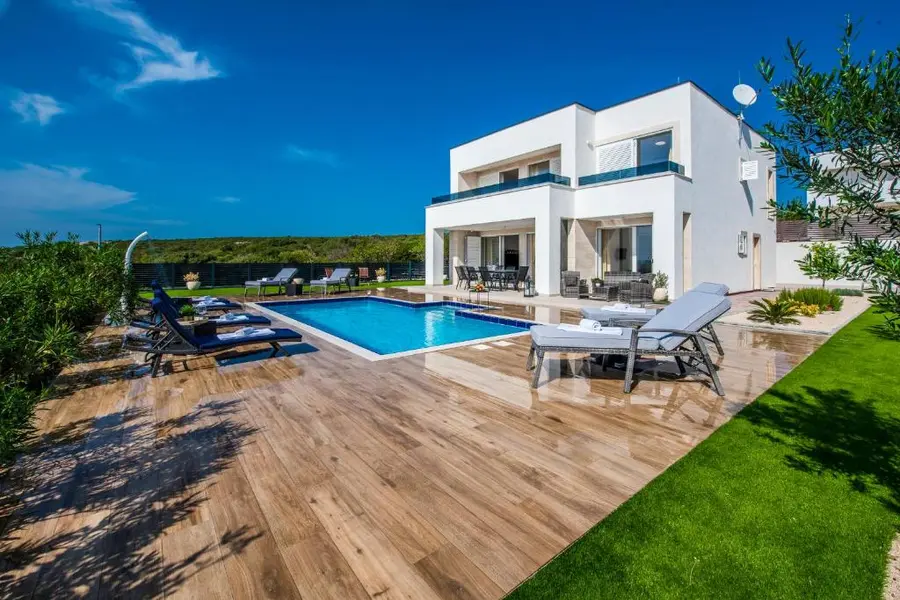 Villa Royal — 4 Schlafzimmer · 4 Badezimmer · großes Wohnzimmer mit Schlafcouch (1/8)